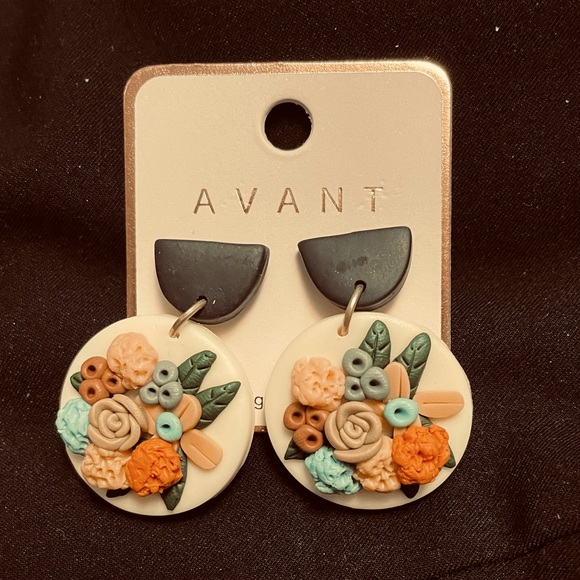 New! Polymer Clay Floral Design Pierced Earrings - Picture 1 of 2